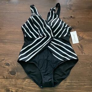 Women’s Meet Curve Black V-Neck Streak Modern One Piece Swimsuit